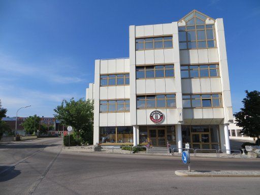 Erdinger Weissbräu, Erding, Deutschland, Hauptgebäude am Werkseingang mit Fanshop