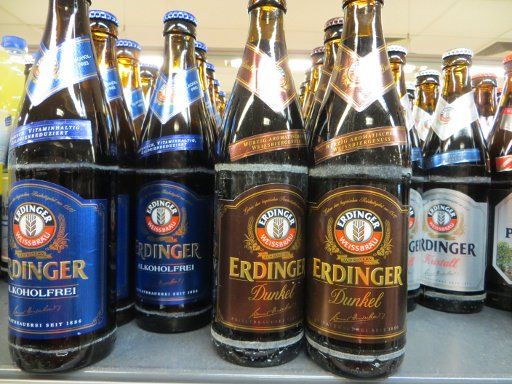 Erdinger Weissbräu, Erding, Deutschland, Erdinger Alkoholfrei, Dunkel oder Kristall im Supermarktregal