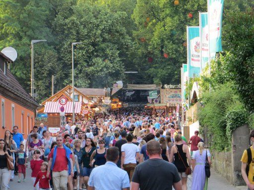 Erlangen, Deutschland, Bergkirchweih 2014, Aufgang Bergstraße