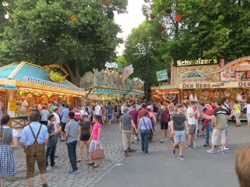 Erlangen, Deutschland, Bergkirchweih 2014, hübsch dekorierte Imbissstände