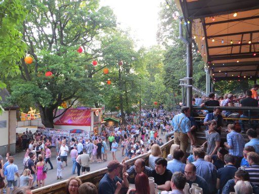 Erlangen, Deutschland, Bergkirchweih 2014, Blick von den Biergarten auf die Straße An den Kellern