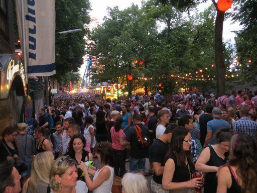 Erlangen, Deutschland, Bergkirchweih 2014, An den Kellern am frühen Abend bei perfektem Wetter