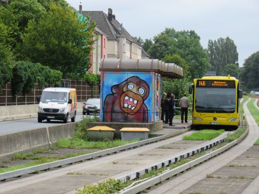 Essen, Deutschland, Bus an der Haltestelle Oberschlesienstraße auf der Autobahn A–40