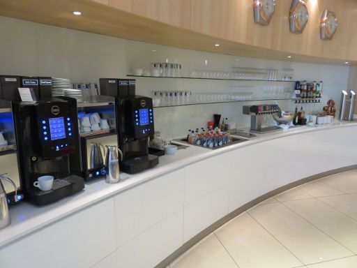 Frankfurt am Main Deutschland, Flughafen FRA Terminal 1 Air Canada Maple leaf lounge, Bar mit Kaffeeautomaten und gekühlten Getränken
