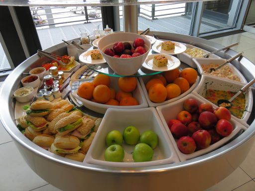 Frankfurt am Main Deutschland, Flughafen FRA Terminal 1 Air Canada Maple leaf lounge, Buffet mit belegten Brötchen, Obst und Salaten