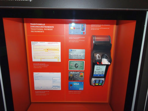 Geldmuseum der Deutschen Bundesbank, Frankfurt am Main, Deutschland, Elektronisches Geld wie Bankkarten, Kreditkarten oder Cyberwährungen