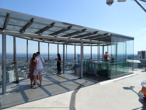 Main Tower Besucherplattform, Frankfurt am Main, Deutschland, Treppe und windgeschützter Bereich der Besucherplattform