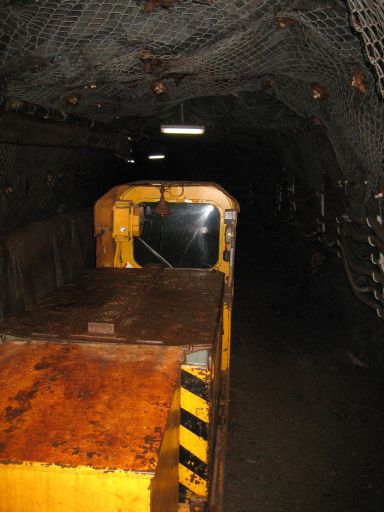 Rammelsberg Museum & Besucherbergwerk, Goslar, Deutschland, Grubenbahn im dunklen Tunnel