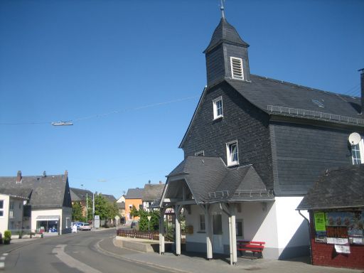 Lautzenhausen, Rheinland Pfalz, Deutschland, Haus mit Kirchturm