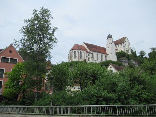 Atomkeller Museum, Haigerloch, Deutschland, Blick auf die Schlosskirche und ein Gebäude vom Schloss von der Noyaler Brücke