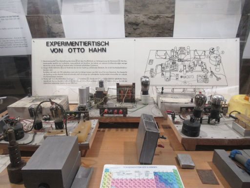 Atomkeller Museum, Haigerloch, Deutschland, Experimentiertisch von Otto Hahn