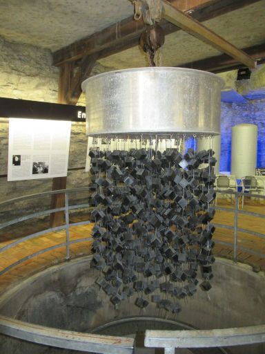 Atomkeller Museum, Haigerloch, Deutschland, Nachbau 664 Uranwürfel und Kessel