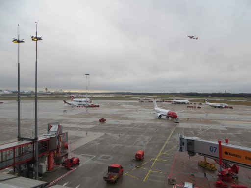 Hamburg, Deutschland, Flughafen Hamburg HAM Airport, Blick auf das Vorfeld von der Besucherterrasse im Terminal 1