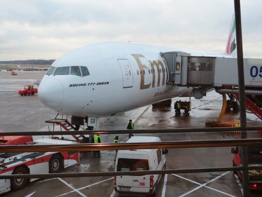 Hamburg, Deutschland, Flughafen Hamburg HAM Airport, Emirates® Boeing 777–300 ER am Flugsteig C 05