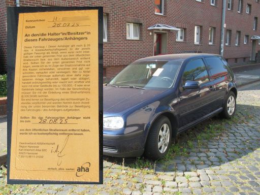 Abgestelle Schrottfahrzeuge, PKW, Abfall, Hannover, Deutschland, Volkswagen Golf im Trageweg 7, 30163 Hannover im August 2025
