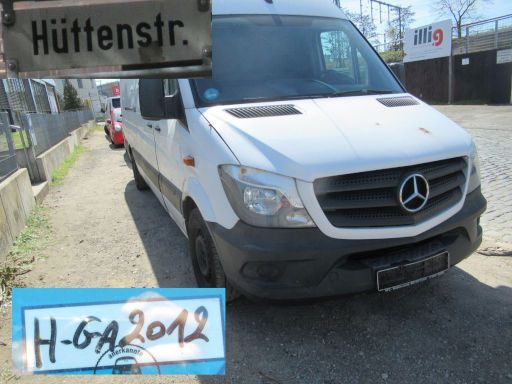 Abgestelle Schrottfahrzeuge, PKW, Abfall, Hannover, Deutschland, Mercedes-Benz Sprinter in der H&uuml;ttenstra&szlig;e 12, 30165 Hannover im April 2026