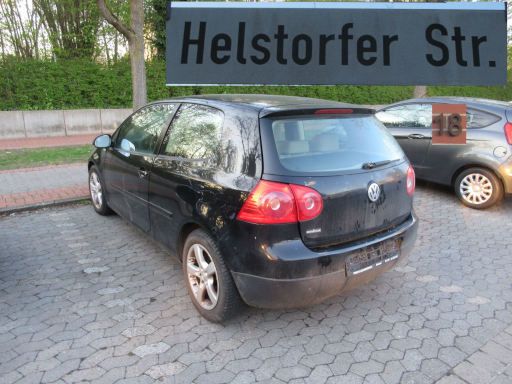 Abgestelle Schrottfahrzeuge, PKW, Abfall, Hannover, Deutschland, Volkswagen Golf in der Helstorferstra&szlig;e 18, 30625 Hannover im April 2026