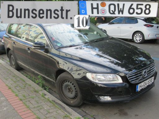 Abgestelle Schrottfahrzeuge, PKW, Abfall, Hannover, Deutschland, Volvo Kombi, Kennzeichen H QW 658 in der Bunsenstra&szlig;e 10, 30163 Hannover im Juni 2026