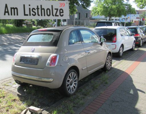 Abgestelle Schrottfahrzeuge, PKW, Abfall, Hannover, Deutschland, Fiat 500 Cabrio, ohne Kennzeichen in Am Listholze 39, 30177 Hannover im Juni 2026