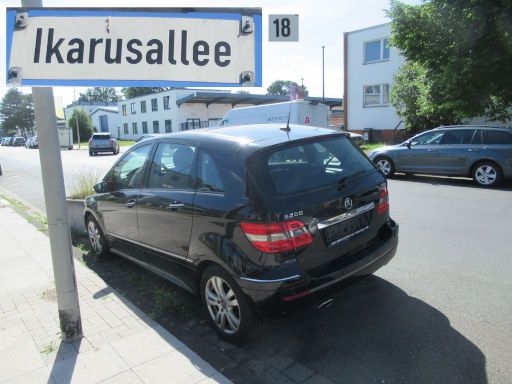 Abgestelle Schrottfahrzeuge, PKW, Abfall, Hannover, Deutschland, Mercedes-Benz B-Klasse, ohne Kennzeichen in der Ikarusallee 18, 30179 Hannover im Juni 2026