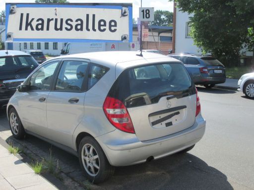 Abgestelle Schrottfahrzeuge, PKW, Abfall, Hannover, Deutschland, Mercedes-Benz A-Klasse, ohne Kennzeichen in der Ikarusallee 18, 30179 Hannover im Juni 2026