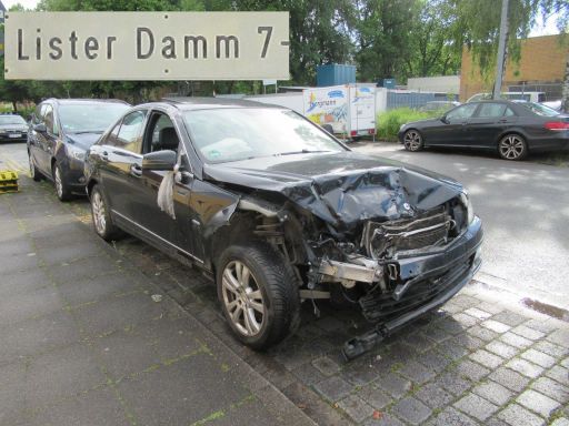 Abgestelle Schrottfahrzeuge, PKW, Abfall, Hannover, Deutschland, Mercedes-Benz, ohne Kennzeichen im Lister Damm 7, 30177 Hannover im Juni 2026