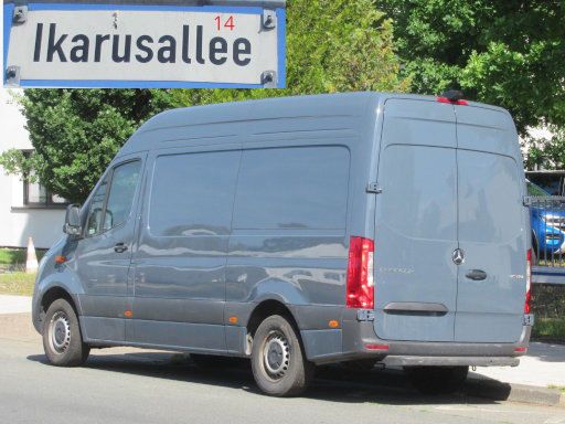 Abgestelle Schrottfahrzeuge, PKW, Abfall, Hannover, Deutschland, Mercedes-Benz Sprinter, ohne Kennzeichen in der Ikarusallee 14, 30179 Hannover im Juni 2026