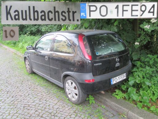 Abgestelle Schrottfahrzeuge, PKW, Abfall, Hannover, Deutschland, Opel Corsa, Kennzeichen Polen PO 1FE94 in der Kaulbachstra&szlig;e 10, 30625 Hannover im April 2026