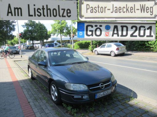 Abgestelle Schrottfahrzeuge, PKW, Abfall, Hannover, Deutschland, Opel Omega, Kennzeichen G&Ouml; AD 201, in Am Listholze / Pastor-Jaeckel-Weg, 30177 Hannover im Juni 2026