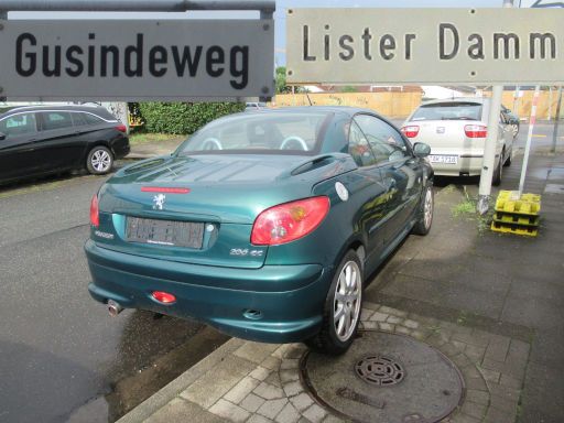 Abgestelle Schrottfahrzeuge, PKW, Abfall, Hannover, Deutschland, Peugeot 206 CC, ohne Kennzeichen im Gusindeweg / Lister Damm, 30177 Hannover im Juni 2026