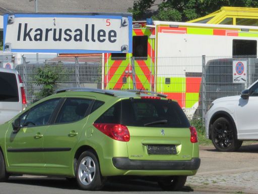 Abgestelle Schrottfahrzeuge, PKW, Abfall, Hannover, Deutschland, Peugeot 207 SW, ohne Kennzeichen in der Ikarusallee 5, 30179 Hannover im Juni 2026
