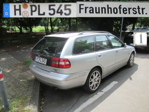 Abgestelle Schrottfahrzeuge, PKW, Abfall, Hannover, Deutschland, Volvo Kombi, Kennzeichen H PL 545 in der Fraunhoferstra&szlig;e 1, 30163 Hannover im Juni 2026