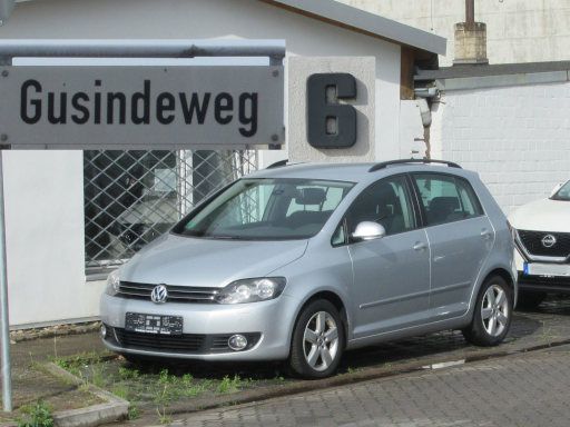 Abgestelle Schrottfahrzeuge, PKW, Abfall, Hannover, Deutschland, Volkswagen Golf Plus, ohne Kennzeichen im Gusindeweg 6, 30177 Hannover im Juni 2026