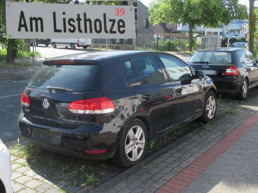 Abgestelle Schrottfahrzeuge, PKW, Abfall, Hannover, Deutschland, Volkswagen Golf, ohne Kennzeichen in Am Listholze 39, 30177 Hannover im Juni 2026