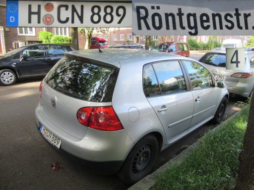 Abgestelle Schrottfahrzeuge, PKW, Abfall, Hannover, Deutschland, Volkswagen Golf, Kennzeichen H CN 889 in der R&ouml;ntgenstra&szlig;e 4, 30163 Hannover im Juni 2026