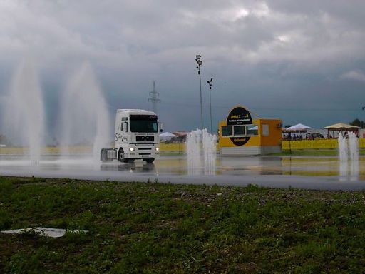 ADAC Fahrsicherheits-Zentrum Hannover-Laatzen, Hannover, Deutschland, Sattelzugmaschine Ausweichmanöver auf nasser Fahrbahn