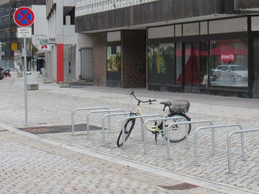 Autoarme Innenstadt und Flächenversiegelung, Hannover, Deutschland, Schmiedestraße absolutes Halteverbot Lieferverkehr frei, Fahrradständer im Oktober 2023