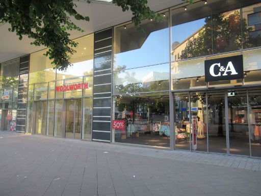 Einkaufen, Hannover, Deutschland, dm, Woolworth® und C&A in der Georgstraße 21, 30159 Hannover im Juni 2022