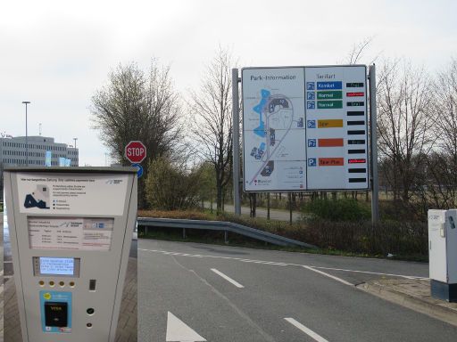 Flughafen Hannover Airport HAJ, Hannover, Deutschland, Parkinformation und Parkscheinautomat im Terminal A