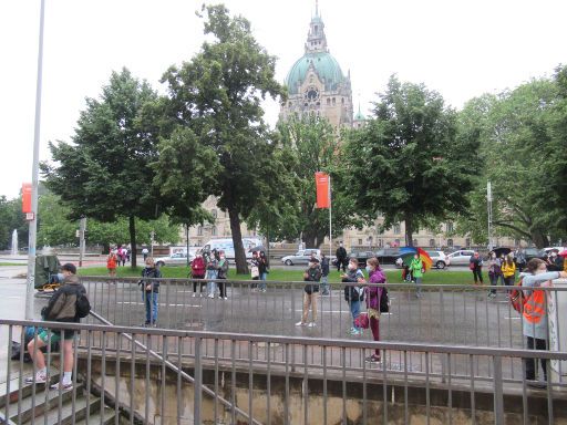 Fridays for Future Hannover, Hannover, Deutschland, Teilnehmer mit Mindestabstand im Hintergrund das Neue Rathaus