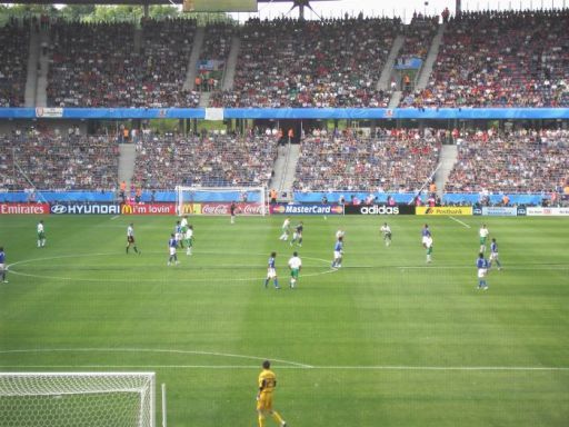 Heinz von Heiden Arena, Hannover, Deutschland, Spielfeld aus Sicht hinter dem Tor im Juni 2005