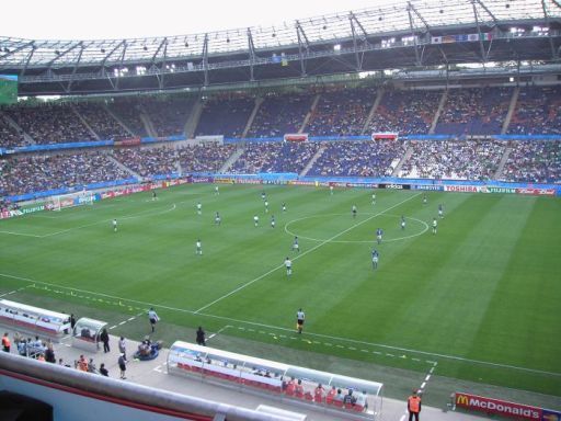 Heinz von Heiden Arena, Hannover, Deutschland, Spielfeld aus Sicht der Mittellinie im Juni 2005
