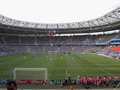 Heinz von Heiden Arena, Hannover, Deutschland, Spielfeld im Hintergrund der Gro&szlig;bildfernseher im Juni 2005