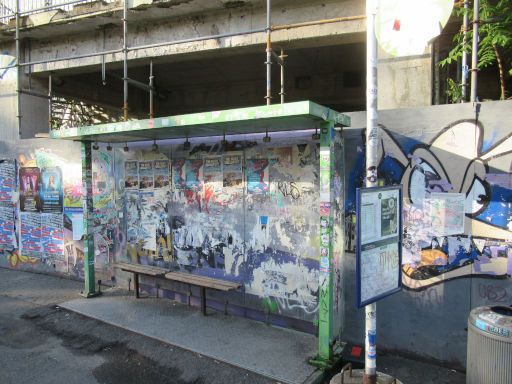 Ihme-Zentrum Mai 2025, Hannover, Deutschland, Bushaltestelle in der Bluemnauer Stra&szlig;e