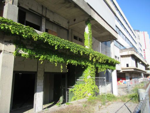 Ihme-Zentrum Mai 2025, Hannover, Deutschland, Fassade nat&uuml;rlich begr&uuml;nt