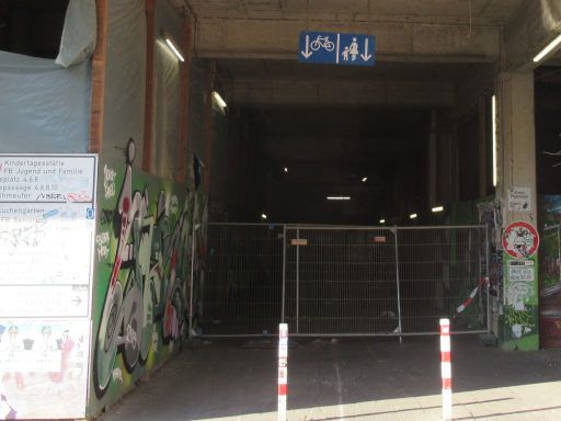 Ihme-Zentrum Mai 2025, Hannover, Deutschland, gesperrter &ouml;ffentlicher Rad&ndash; Fu&szlig;weg durch das Geb&auml;ude