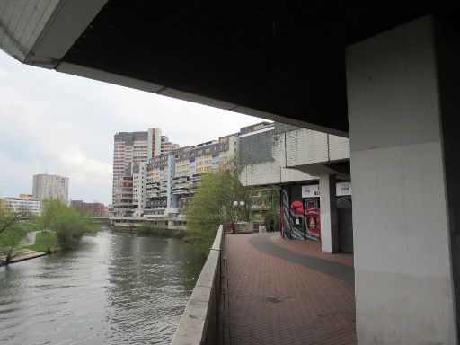 Ihme-Zentrum Revitalisierung, Hannover, Deutschland, Fußweg an der Ihmeseite des Gebäudes