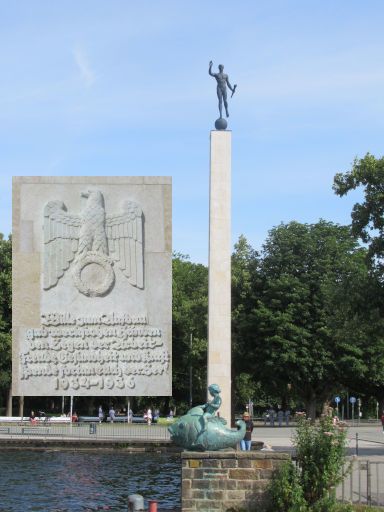 Maschsee, Hannover, Deutschland, Statue Fackeltr&auml;ger von Hermann Scheuernstuhl 1937