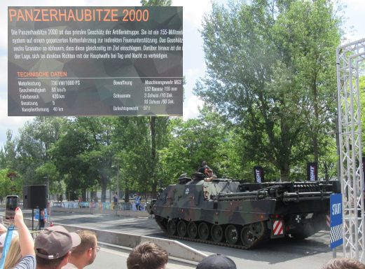 PS Days 2025, Hannover, Deutschland, Bundeswehr Panzerhaubitze 2000 auf der L8Night Showstrecke