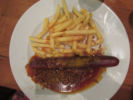 Hannover, Deutschland, Ständige Vertretung®, Currywurst 120 g, pikante Sauce mit Röstzwiebeln und Pommes